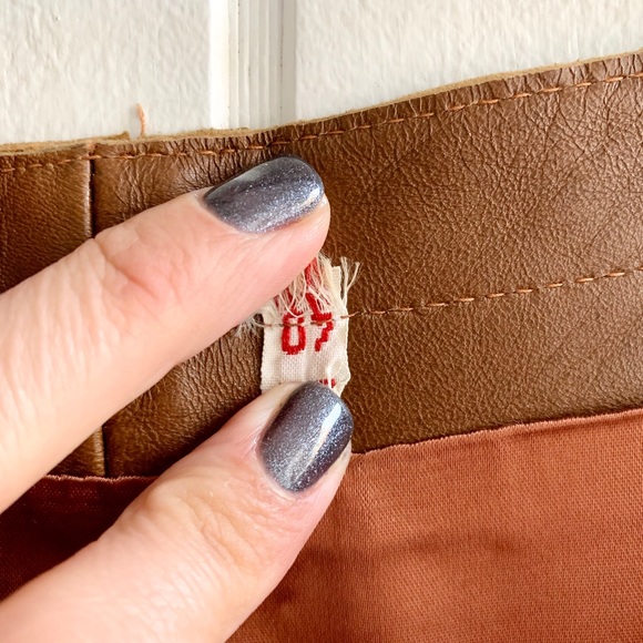 ✨SOLD✨ Amazing 1960s Vintage Caramel Leather Mini - Picture 6 of 9